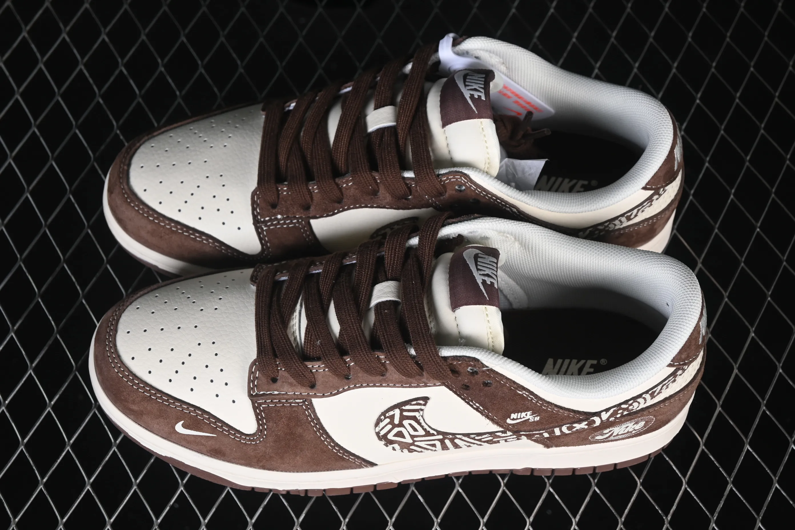 All categories Nk SB Dunk Series Nk SB Dunk Low High-end customized low-top sneakers Nike SB Dunk Low joint white rice suede High-end customized low-top casual sneakers XD1588-240